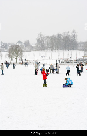 Un hiver neige scène vue sur parc Priory Reigate Surrey dans la neige Banque D'Images