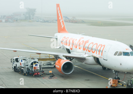 Easy Jet plane sur le stand de l'aéroport de Stansted Essex en Angleterre Banque D'Images