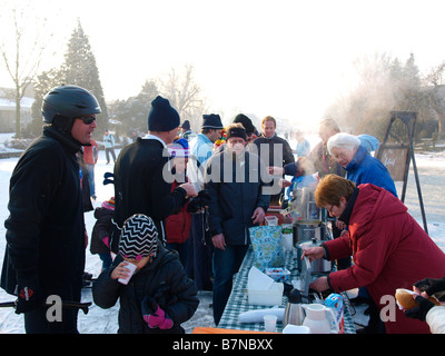 Les personnes vendant des boissons chaudes et de la soupe aux patineurs fatigués sur la glace durant l'molentocht moulin d''Oud Alblas aux Pays-Bas Banque D'Images