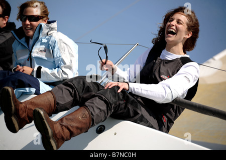 2 femmes marins s'amusant sur un yacht Banque D'Images