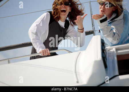 2 femmes marins s'amusant sur un yacht Banque D'Images