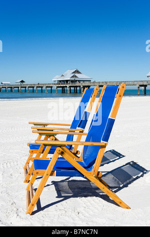 Deux chaises en face de la jetée de la plage de Clearwater, la Côte du Golfe, Florida, USA Banque D'Images