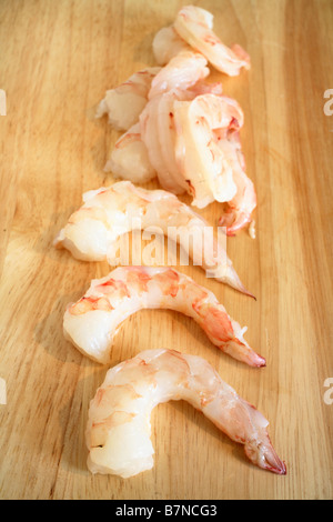 Close up de matières de langoustines sur une planche à découper en bois Banque D'Images