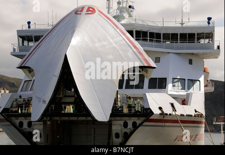 D'une porte d'étrave inter island ferry-boat ouvrir comme elle arrive du sud du Port de Los Cristianos Tenerife Banque D'Images