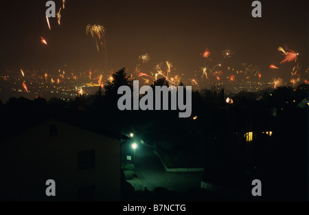 Une salle d'artifice pour célébrer la nouvelle année à travers Weinheim, Allemagne Banque D'Images