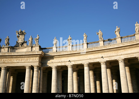 Sculptures de saints dans la Cité du Vatican Rome Italie Banque D'Images