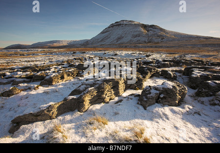 Ingleborough Hill couvertes de neige sur un hivers ensoleillé matin vu de la zone de cicatrices blanches Ribblesdale Yorkshire Dales Banque D'Images