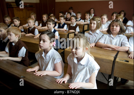 La vie dans une experince enfants école Victorienne au cours d'une visite à l'école Queen Street Barton upon Humber Lincolnshire Banque D'Images