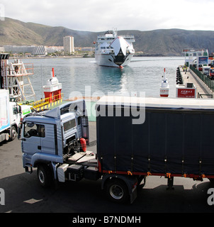 Camion de marchandises attend d'embarquer sur inter island ferry roro port de Los Cristianos Tenerife Banque D'Images