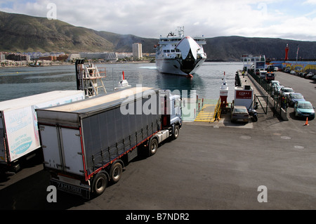 Camion de marchandises attend d'embarquer sur inter island ferry roro port de Los Cristianos Tenerife Banque D'Images