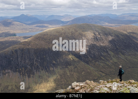 Walker sur le sommet de Stob Dearg Buachaille Etive Mor à un Chrulaiste vers Beinn, Lochaber, Ecosse, mai. Banque D'Images