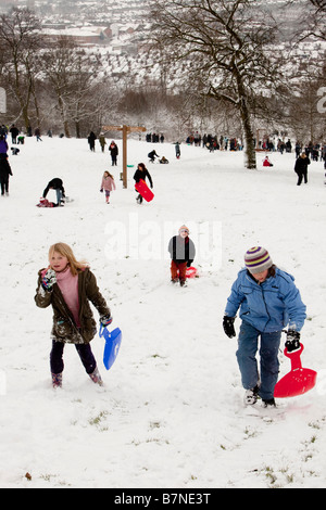 Les adolescents et les enfants jouent sur les nouvelles chutes de neige à Alexandra Pallace le nord de Londres après les écoles ont fermé Banque D'Images