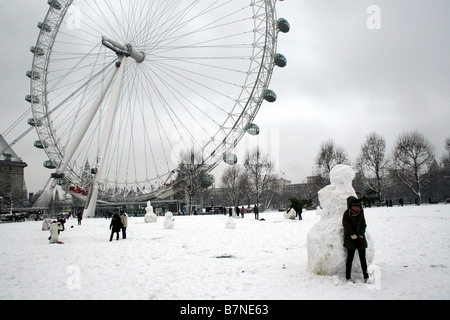 Faire un bonhomme de neige devant le London eye Banque D'Images