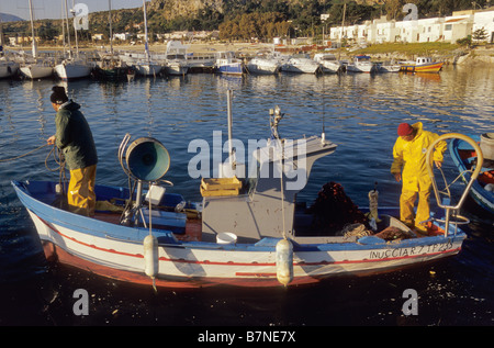 Les bateaux de pêche et les pêcheurs au port de San Vito lo Capo en Sicile Italie tôt le matin Banque D'Images