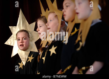 Les enfants vêtus de costumes STAR AU COURS D'UNE ÉCOLE PRIMAIRE SUR LA NATIVITÉ UK Somerset Banque D'Images