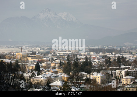 Montagnes couvertes de neige sur panorama de la moderne de Salzbourg, en Autriche. Banque D'Images