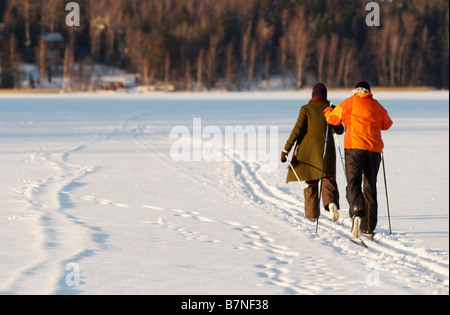 Ski de fond sur lac gelé, Lohja, Finlande Banque D'Images