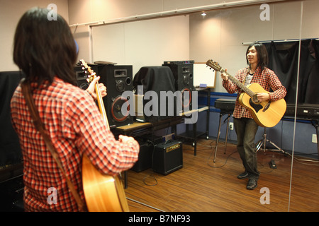 Homme jouant de la guitare Banque D'Images