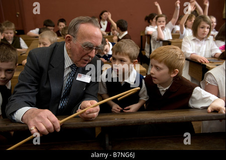 La vie dans une experince enfants école Victorienne au cours d'une visite à l'école Queen Street Barton upon Humber Lincolnshire Une vieille m Banque D'Images