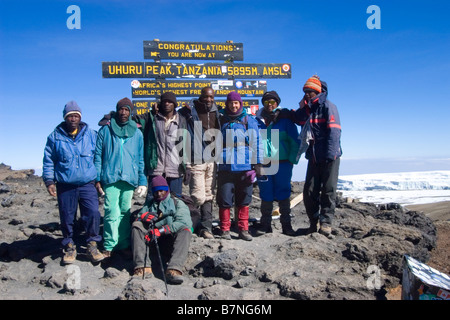 Les porteurs et les grimpeurs sur le sommet 5896m du Kilimandjaro en Tanzanie Banque D'Images