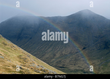 En arc-en-Gartain Lairig comme tempête de neige Buachaille Etive Mor passe sur Ridge, Glen Coe, Ecosse, Lochaber, Mai Banque D'Images