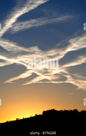 Des traînées de vapeur FORMENT UN MOTIF INTÉRESSANT À TRAVERS LE CIEL DU MATIN DANS LE WILTSHIRE UK Banque D'Images