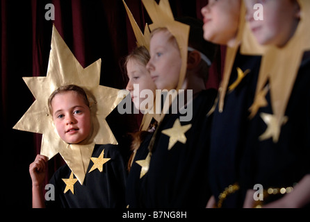 Les enfants vêtus de costumes STAR AU COURS D'UNE ÉCOLE PRIMAIRE SUR LA NATIVITÉ UK Somerset Banque D'Images