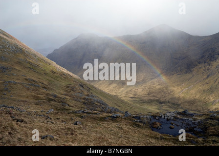 En arc-en-Gartain Lairig comme tempête de neige Buachaille Etive Mor passe sur Ridge, Glen Coe, Ecosse, Lochaber, Mai Banque D'Images