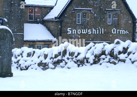 Snowshill Arms pub dans Snowhill village lors de blizzard. Février 2009. Midlands UK Banque D'Images