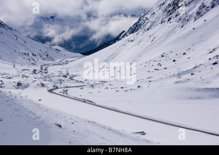 Le col du Julier couvertes de neige près du point le plus haut. Alpes Suisses, des Grisons. Banque D'Images