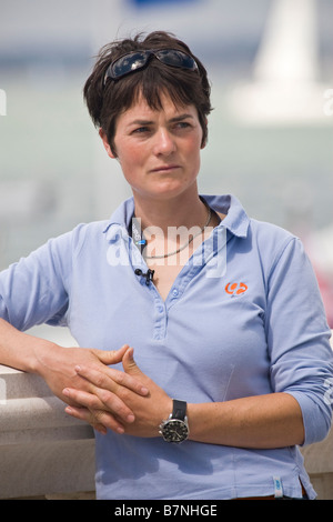 Ellen MacArthur sur le quai pour la semaine de Cowes sur l'île de Wight Banque D'Images