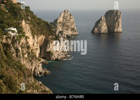 Faraglioni sur l'île de Capri, Italie. Les noms du rock de gauche à droite : Stella, Mezzo et Scopolo ou Fuori. Banque D'Images