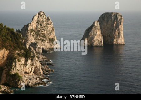 Faraglioni sur l'île de Capri, Italie. Les noms du rock de gauche à droite : Stella, Mezzo et Scopolo ou Fuori. Banque D'Images