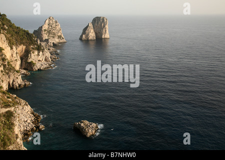 Faraglioni sur l'île de Capri, Italie. Les noms du rock de gauche à droite : Stella, Mezzo et Scopolo ou Fuori. Banque D'Images