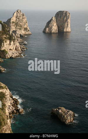 Faraglioni sur l'île de Capri, Italie. Les noms du rock de gauche à droite : Stella, Mezzo et Scopolo ou Fuori. Banque D'Images