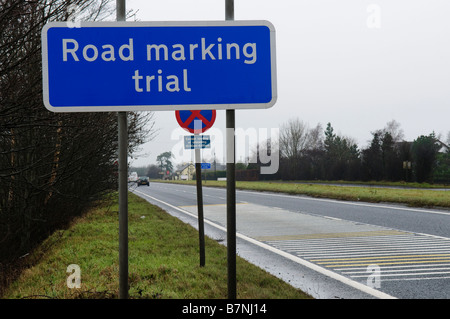 Panneau routier avise les automobilistes de "signalisation", procès contre ciel couvert et la pluie Banque D'Images