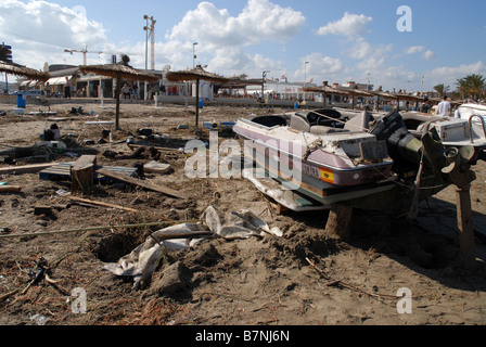 Bateaux & déchets rejetés sur Playa Arenal après la tempête, Oct 2007, Javea, Alicante Province, Comunidad Valenciana, Espagne Banque D'Images