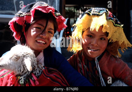 Deux enfants quechua dans une petite ville près de Cuzco au Pérou Banque D'Images