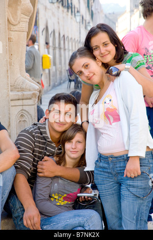 Un groupe de jeunes étudiants de l'école de poser pour les photos de la vieille ville de Dubrovnik, Croatie Banque D'Images