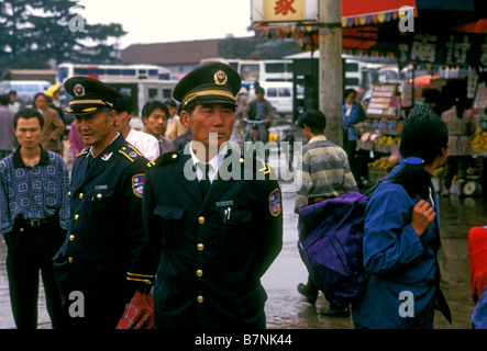 2 personnes deux mâles de vieux hommes en uniforme militaire du personnel de surveillance des agents de la province du Yunnan Kunming Chine Asie Banque D'Images