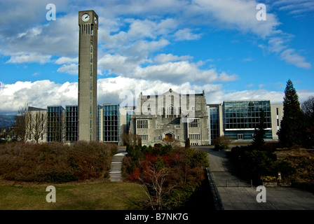 Ladner tour de l'horloge en face du bâtiment principal de la bibliothèque sur le campus de l'UBC Banque D'Images