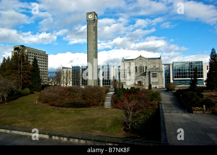 Ladner tour de l'horloge en face du bâtiment principal de la bibliothèque sur le campus de l'UBC Banque D'Images