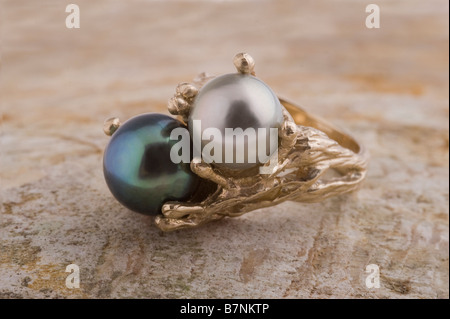 Bague perle, doublet - silver/white pearl, black pearl, dans l'établissement d'or Banque D'Images