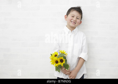 Son holding bouquet Banque D'Images