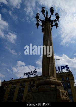 Silhouette de la tour massive ou d'un lampadaire sur la place de la Constitution à Varsovie, Pologne. Banque D'Images