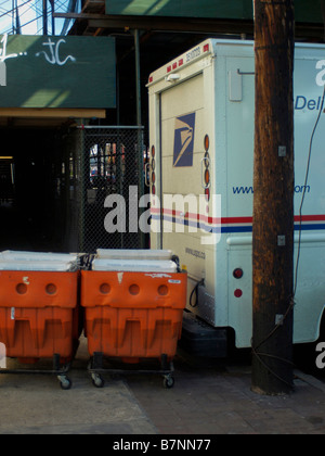 Orange complète des boîtes alignées et attendent d'être chargés sur un chariot de courrier dans la ville de New York. Banque D'Images