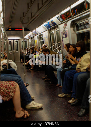 Paniers-sièges dans une voiture de métro sur la ligne de train n'entretien de Brooklyn et Queens à New York. Banque D'Images