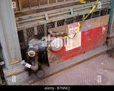 L'eau, l'huile, et d'autres tuyaux et conduits de service ci-dessous un bâtiment de ventilation sur une bâtisse à Manhattan. Banque D'Images