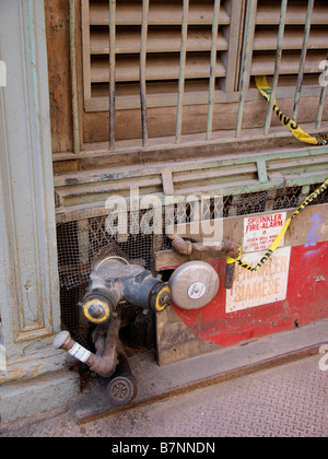 L'eau, l'huile, et d'autres tuyaux et conduits de service ci-dessous un bâtiment de ventilation sur une bâtisse à Manhattan. Banque D'Images