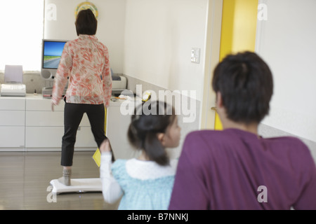 Jouer avec la famille jeu vidéo Banque D'Images
